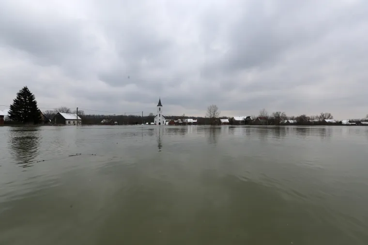 Sela Ko&scaron;utarica i Mlaka odsječeni od svijeta - HGSS, vatrogasci i vojska pomažu stanovni&scaron;tvu