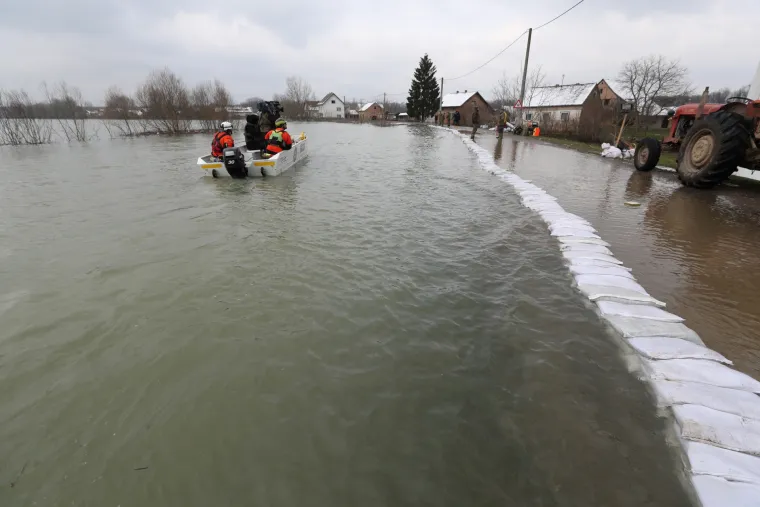 Sela Ko&scaron;utarica i Mlaka odsječeni od svijeta - HGSS, vatrogasci i vojska pomažu stanovni&scaron;tvu