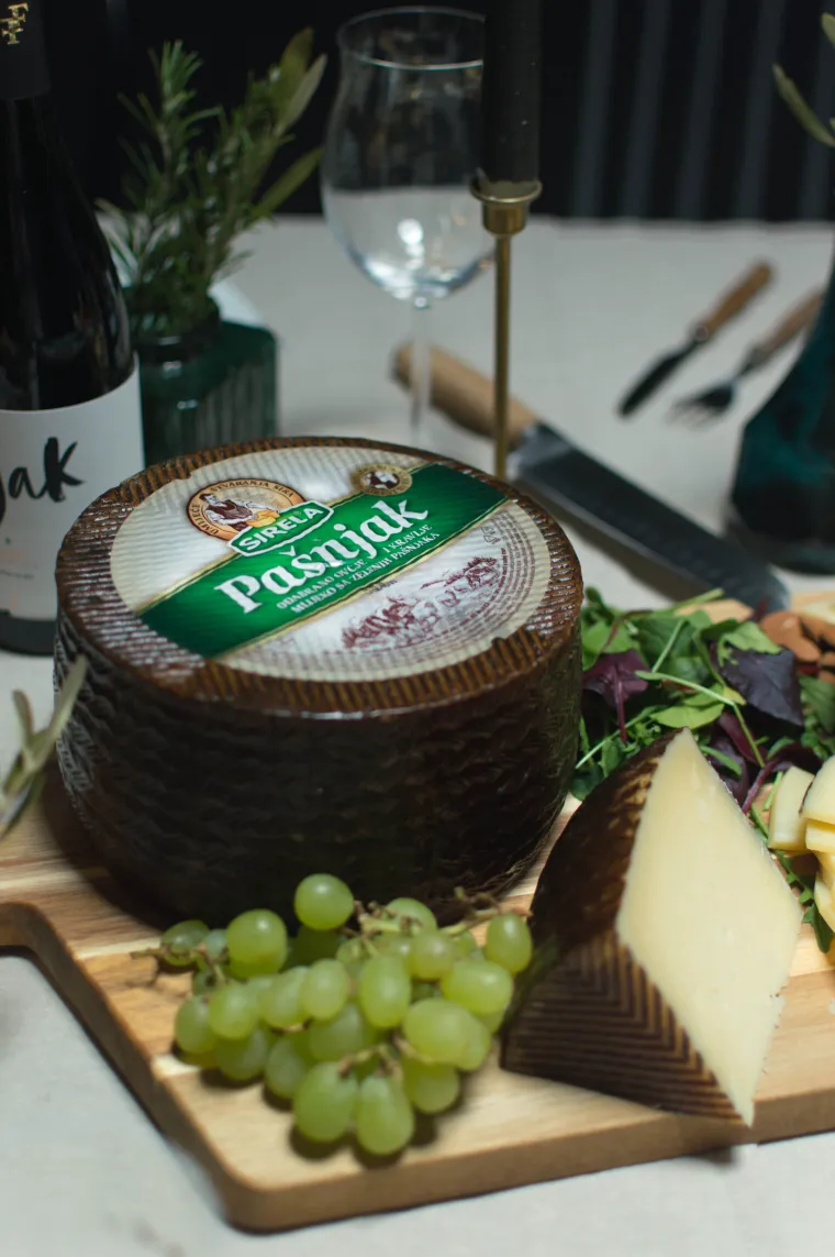 Evo kako servirati sir s voćem