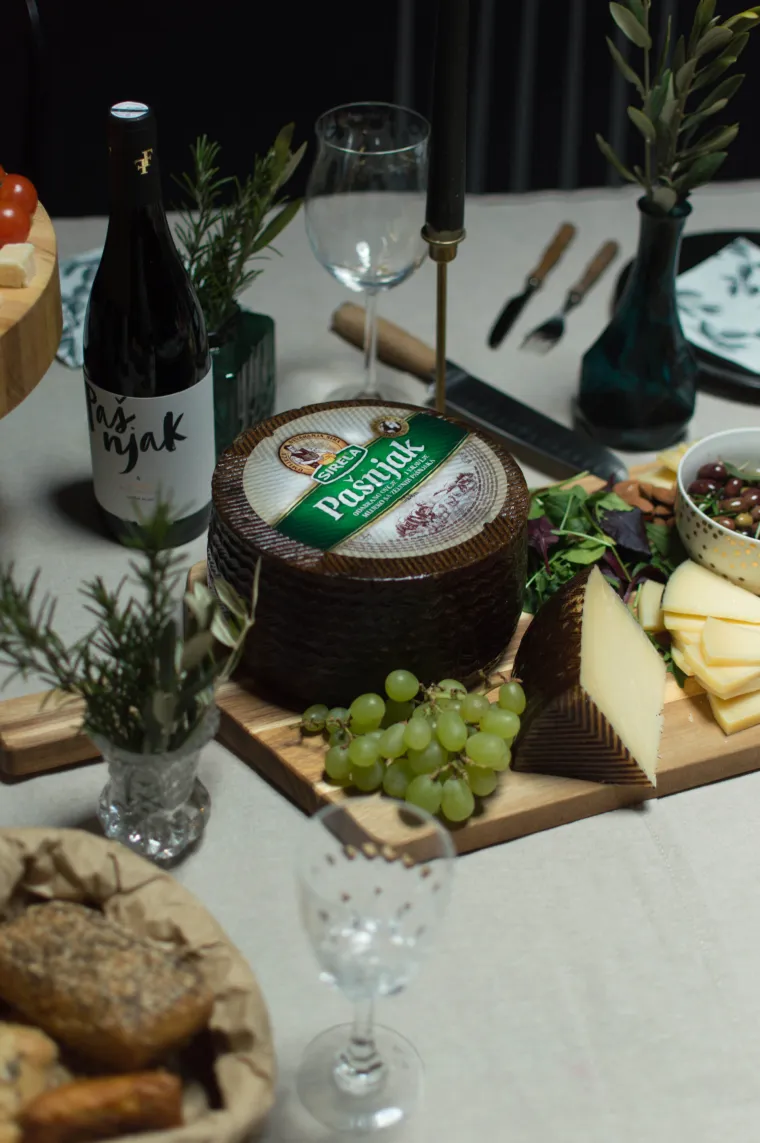 Evo kako servirati sir s voćem