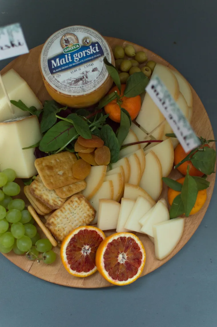 Evo kako servirati sir s voćem