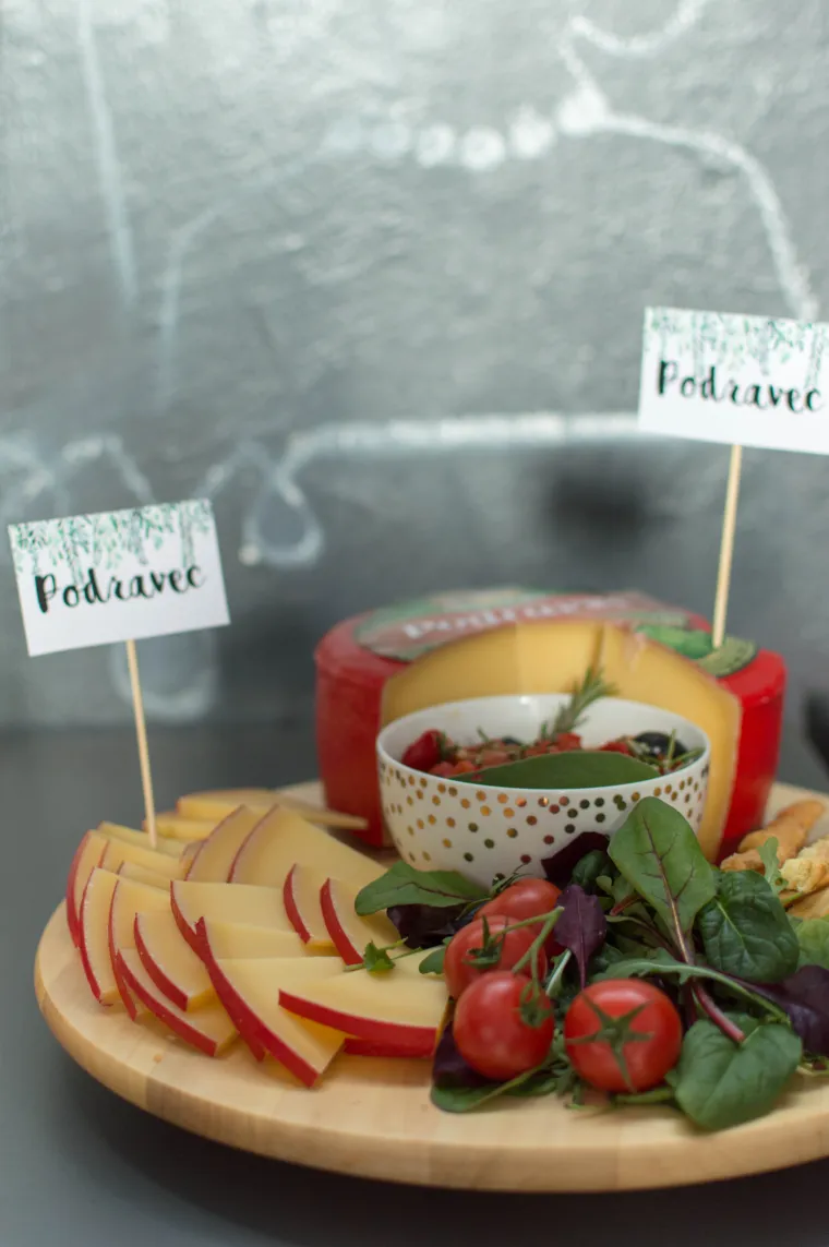 Evo kako servirati sir s voćem