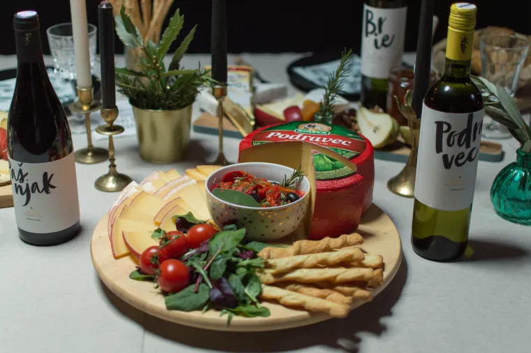 Evo kako servirati sir s voćem