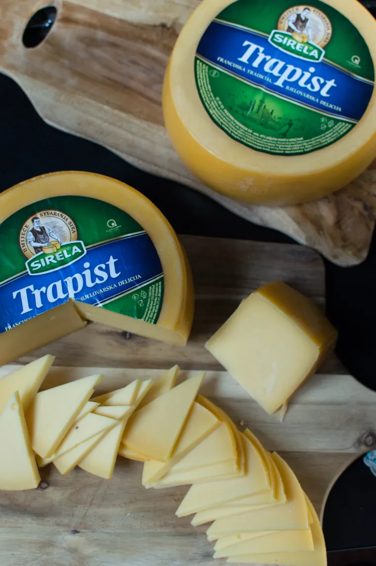 Evo kako servirati sir s voćem