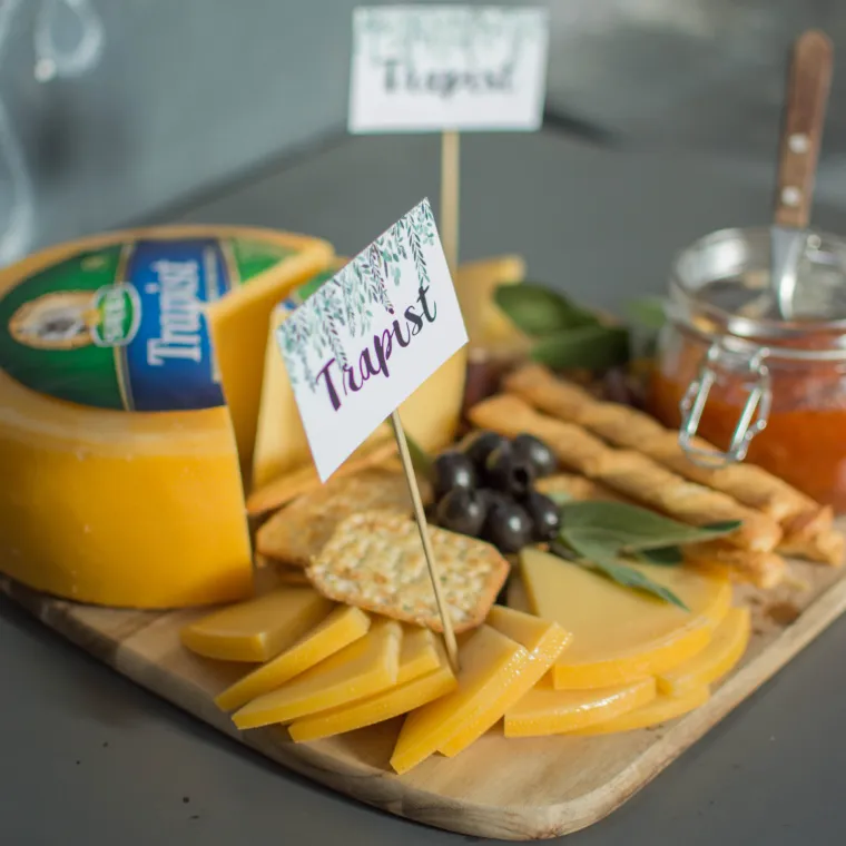 Evo kako servirati sir s voćem