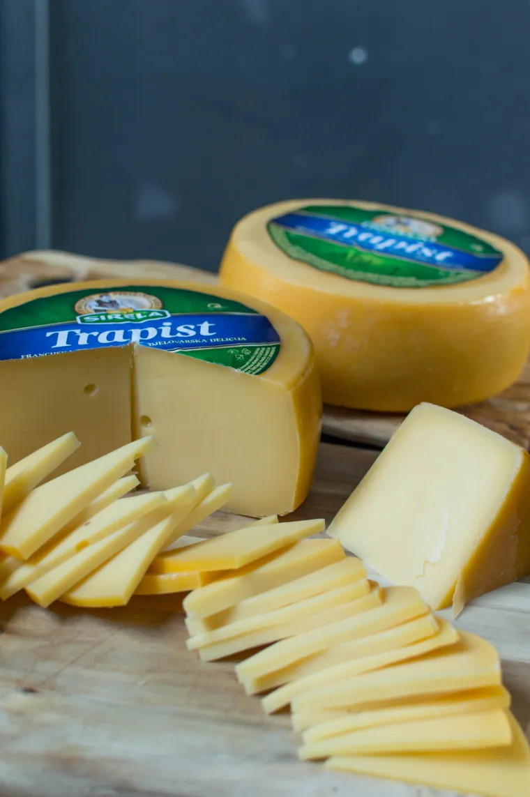 Evo kako servirati sir s voćem