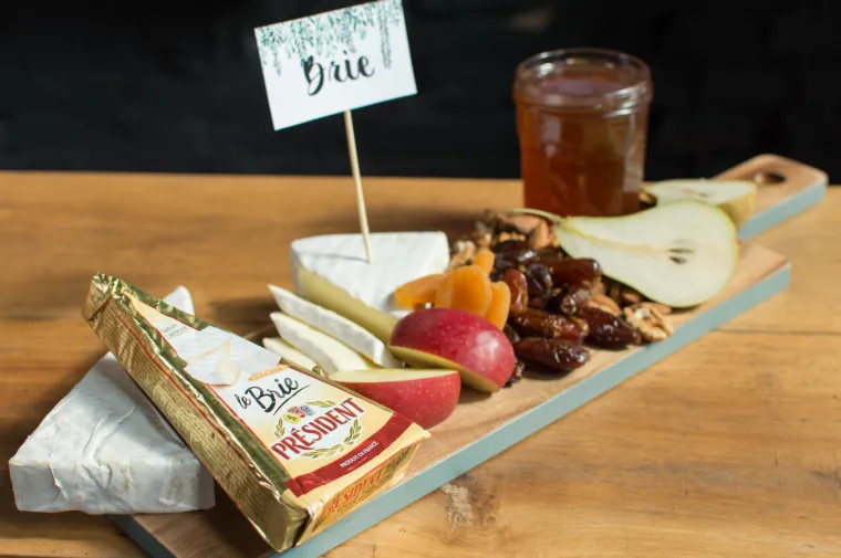 Evo kako servirati sir s voćem