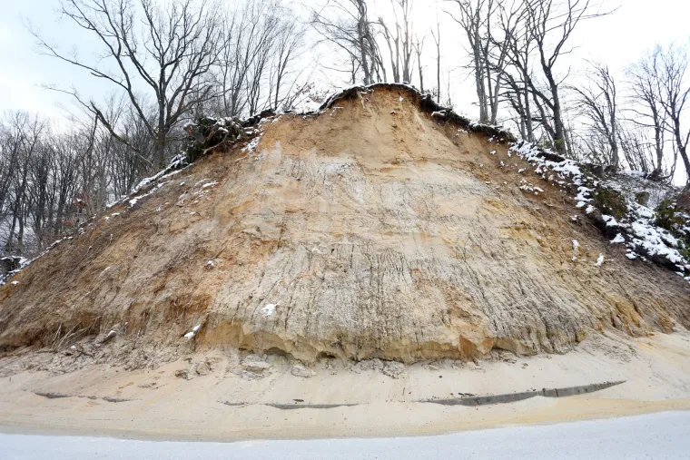 Nakon topljenja snijega i ki&scaron;e aktiviralo se klizi&scaron;te na županijskoj cesti kod mjesta Knez Gorica