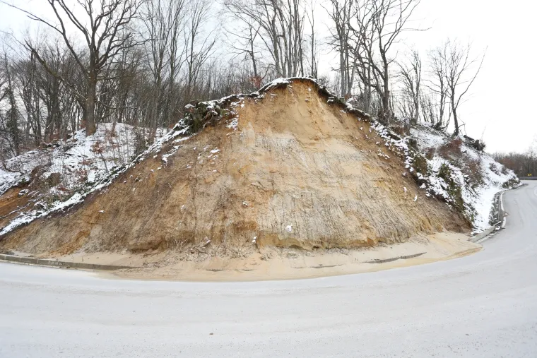 Nakon topljenja snijega i ki&scaron;e aktiviralo se klizi&scaron;te na županijskoj cesti kod mjesta Knez Gorica