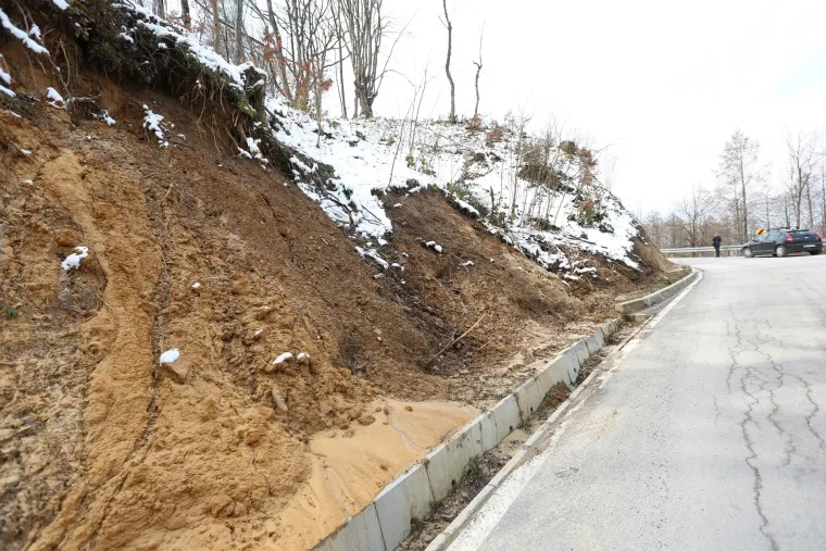 Nakon topljenja snijega i ki&scaron;e aktiviralo se klizi&scaron;te na županijskoj cesti kod mjesta Knez Gorica