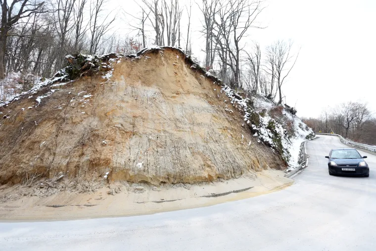 Nakon topljenja snijega i ki&scaron;e aktiviralo se klizi&scaron;te na županijskoj cesti kod mjesta Knez Gorica