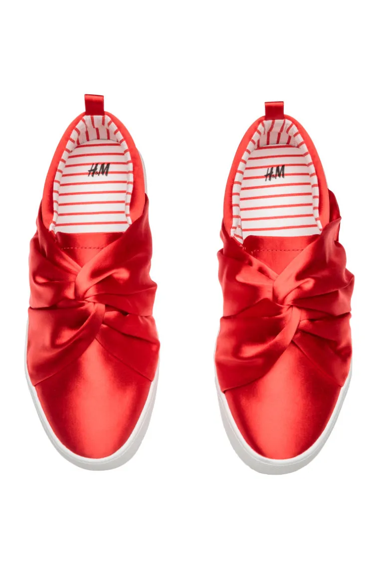 Satenske tenisice s mašnom, H&amp;M, 187,42 kune