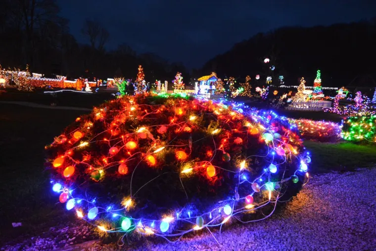 OBITELJ SALAJ IMA I USKRSNU PRIČU: Pogledajte kako su imanje u Čazmi okitili s 30.000 svijetlećih pisanica, pilića i zečića