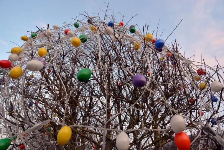 OBITELJ SALAJ IMA I USKRSNU PRIČU: Pogledajte kako su imanje u Čazmi okitili s 30.000 svijetlećih pisanica, pilića i zečića