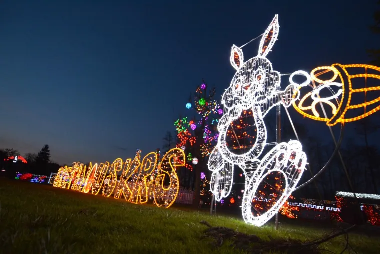 OBITELJ SALAJ IMA I USKRSNU PRIČU: Pogledajte kako su imanje u Čazmi okitili s 30.000 svijetlećih pisanica, pilića i zečića