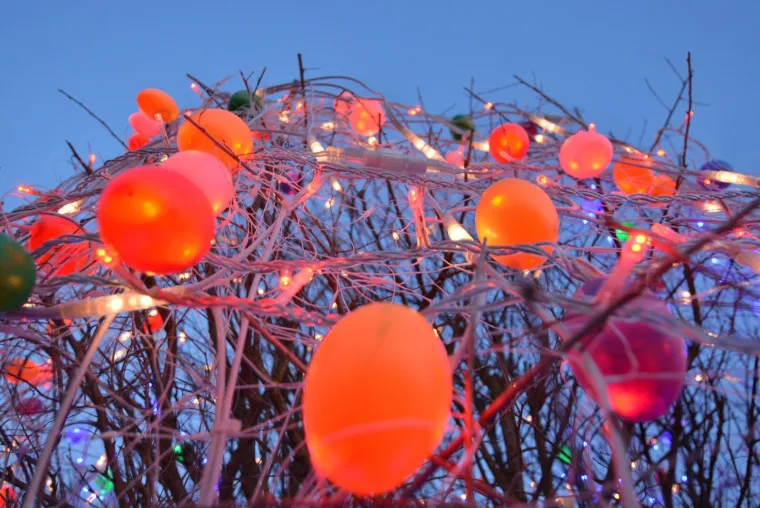 OBITELJ SALAJ IMA I USKRSNU PRIČU: Pogledajte kako su imanje u Čazmi okitili s 30.000 svijetlećih pisanica, pilića i zečića