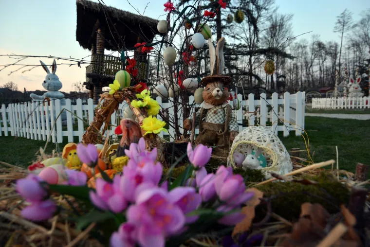 OBITELJ SALAJ IMA I USKRSNU PRIČU: Pogledajte kako su imanje u Čazmi okitili s 30.000 svijetlećih pisanica, pilića i zečića