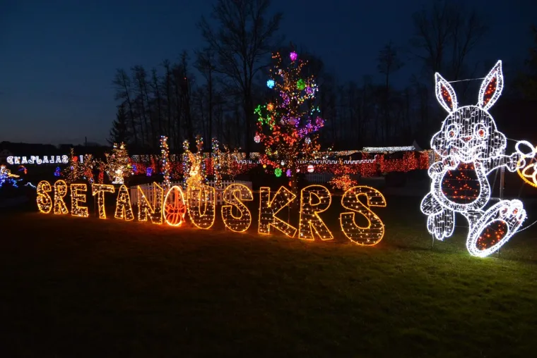 OBITELJ SALAJ IMA I USKRSNU PRIČU: Pogledajte kako su imanje u Čazmi okitili s 30.000 svijetlećih pisanica, pilića i zečića