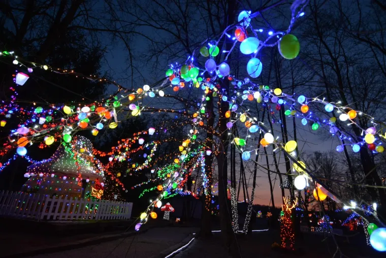 OBITELJ SALAJ IMA I USKRSNU PRIČU: Pogledajte kako su imanje u Čazmi okitili s 30.000 svijetlećih pisanica, pilića i zečića