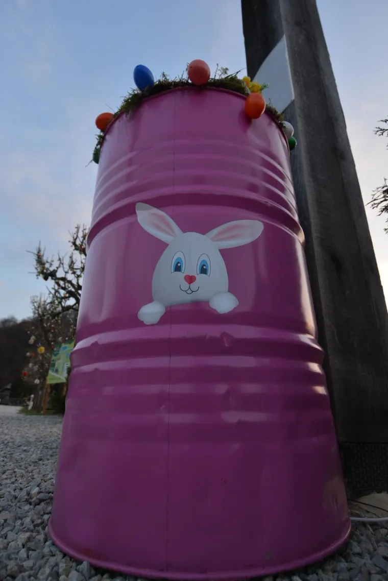 OBITELJ SALAJ IMA I USKRSNU PRIČU: Pogledajte kako su imanje u Čazmi okitili s 30.000 svijetlećih pisanica, pilića i zečića