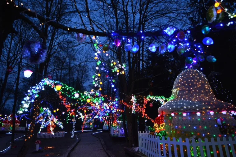 OBITELJ SALAJ IMA I USKRSNU PRIČU: Pogledajte kako su imanje u Čazmi okitili s 30.000 svijetlećih pisanica, pilića i zečića