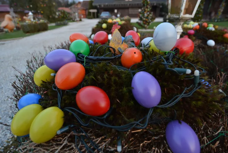 OBITELJ SALAJ IMA I USKRSNU PRIČU: Pogledajte kako su imanje u Čazmi okitili s 30.000 svijetlećih pisanica, pilića i zečića