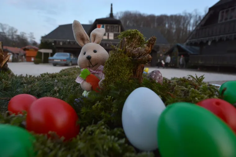 Naime, nakon već dobro poznate Božićne priče, obitelj Salaj iznova je pripremila iznenađenje za neponovljiv blagdaski ugođaj jer prema uzoru na spomenutu, priredili su Uskrsnu priču iz Čazme, a za tu priliku je okućnica ure&scaron;ena s oko 30.000 svijetlećih pisanica i ostalih uskrsnih prepoznatljivosti, poput zečeva, pilića, pijetlova i sličnih ukrasa.