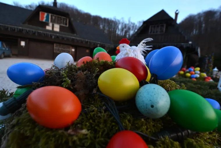 Čazma, Grabovnica - Na imanju obitelji Salaj iznova zasijale blagdanske lampice, ovog puta s uskr&scaron;njim motivima.