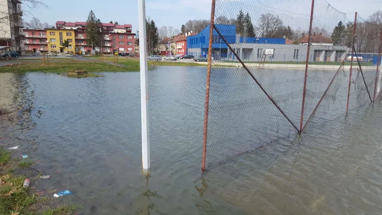 Jelena H. iz Stare Gradi&scaron;ke poslala nam je fotografije ukazujući da je situacija s poplavama ondje i dalje te&scaron;ka. "Ne razumijem nezainteresiranost i ignoriranje Slavonije. Opet su sve svi skupili i svi zajedno rade, na nekim mjestima moraju podizati zečje nasipe. Nadamo se da će ovo ipak zavr&scaron;iti dobro, iako sad ne izgleda tako", otkriva nam čitateljica.