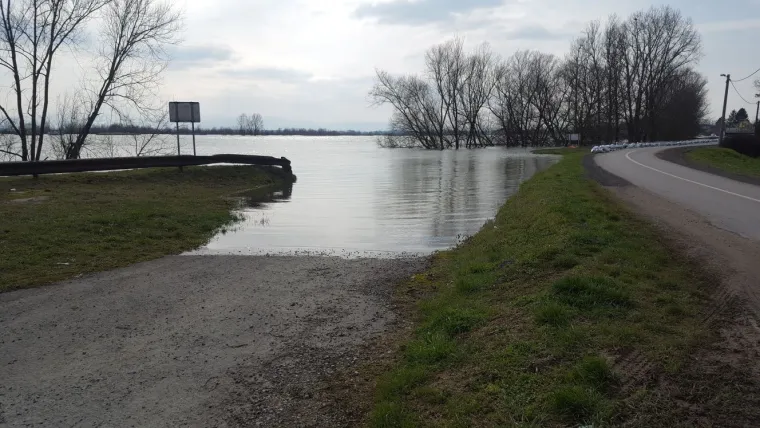 Jelena H. iz Stare Gradi&scaron;ke poslala nam je fotografije ukazujući da je situacija s poplavama ondje i dalje te&scaron;ka. "Ne razumijem nezainteresiranost i ignoriranje Slavonije. Opet su sve svi skupili i svi zajedno rade, na nekim mjestima moraju podizati zečje nasipe. Nadamo se da će ovo ipak zavr&scaron;iti dobro, iako sad ne izgleda tako", otkriva nam čitateljica.