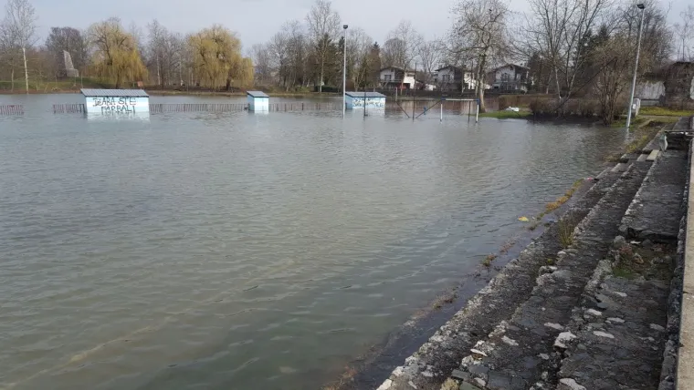 Jelena H. iz Stare Gradi&scaron;ke poslala nam je fotografije ukazujući da je situacija s poplavama ondje i dalje te&scaron;ka. "Ne razumijem nezainteresiranost i ignoriranje Slavonije. Opet su sve svi skupili i svi zajedno rade, na nekim mjestima moraju podizati zečje nasipe. Nadamo se da će ovo ipak zavr&scaron;iti dobro, iako sad ne izgleda tako", otkriva nam čitateljica.