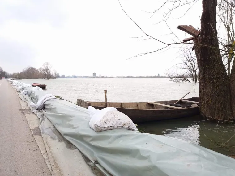 Jelena H. iz Stare Gradi&scaron;ke poslala nam je fotografije ukazujući da je situacija s poplavama ondje i dalje te&scaron;ka. "Ne razumijem nezainteresiranost i ignoriranje Slavonije. Opet su sve svi skupili i svi zajedno rade, na nekim mjestima moraju podizati zečje nasipe. Nadamo se da će ovo ipak zavr&scaron;iti dobro, iako sad ne izgleda tako", otkriva nam čitateljica.