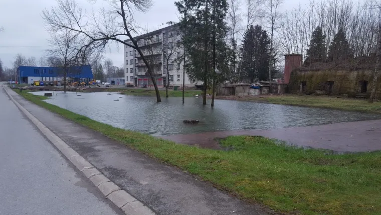 Jelena H. iz Stare Gradi&scaron;ke poslala nam je fotografije ukazujući da je situacija s poplavama ondje i dalje te&scaron;ka. "Ne razumijem nezainteresiranost i ignoriranje Slavonije. Opet su sve svi skupili i svi zajedno rade, na nekim mjestima moraju podizati zečje nasipe. Nadamo se da će ovo ipak zavr&scaron;iti dobro, iako sad ne izgleda tako", otkriva nam čitateljica.