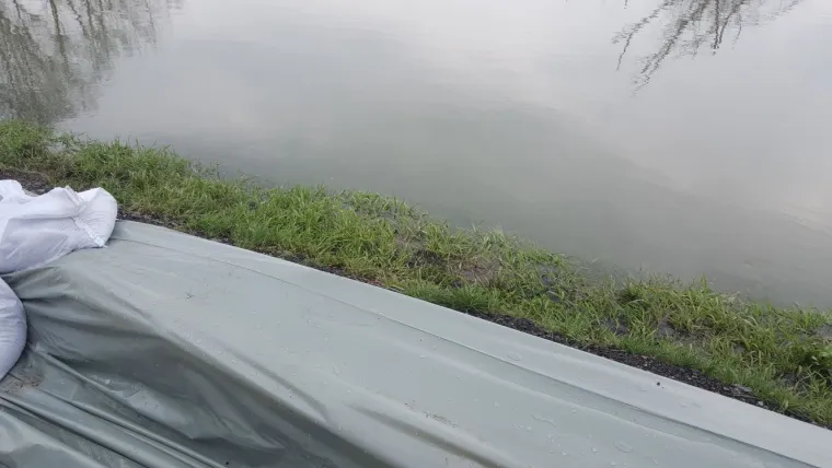 Jelena H. iz Stare Gradi&scaron;ke poslala nam je fotografije ukazujući da je situacija s poplavama ondje i dalje te&scaron;ka. "Ne razumijem nezainteresiranost i ignoriranje Slavonije. Opet su sve svi skupili i svi zajedno rade, na nekim mjestima moraju podizati zečje nasipe. Nadamo se da će ovo ipak zavr&scaron;iti dobro, iako sad ne izgleda tako", otkriva nam čitateljica.