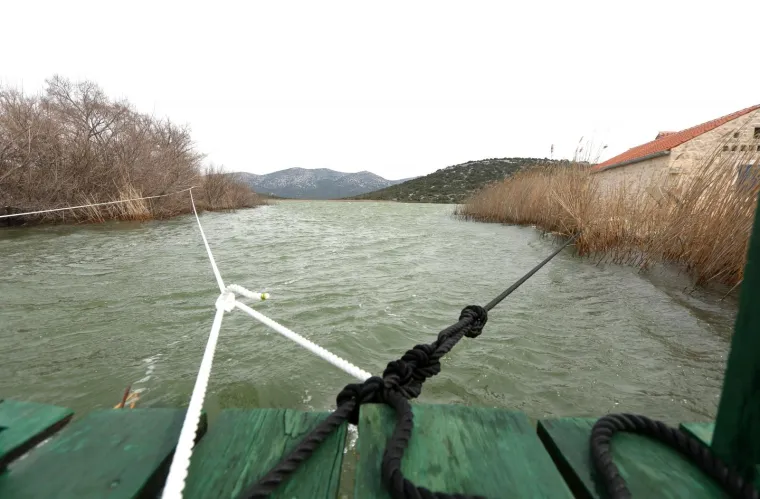 Kamp i lučica u Parku prirode Vransko jezero kompletno pod vodom, valovi i vjetar prijete mostu