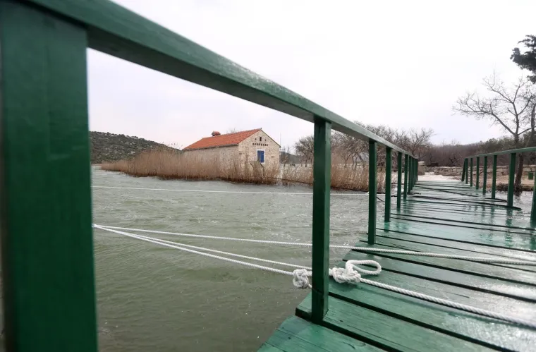 Kamp i lučica u Parku prirode Vransko jezero kompletno pod vodom, valovi i vjetar prijete mostu