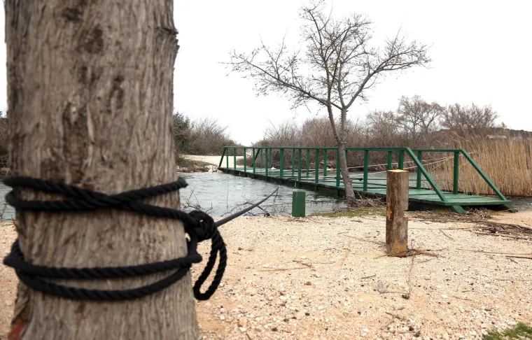 Kamp i lučica u Parku prirode Vransko jezero kompletno pod vodom, valovi i vjetar prijete mostu