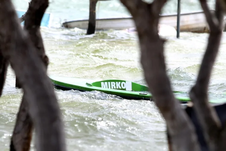 Kamp i lučica u Parku prirode Vransko jezero kompletno pod vodom, valovi i vjetar prijete mostu