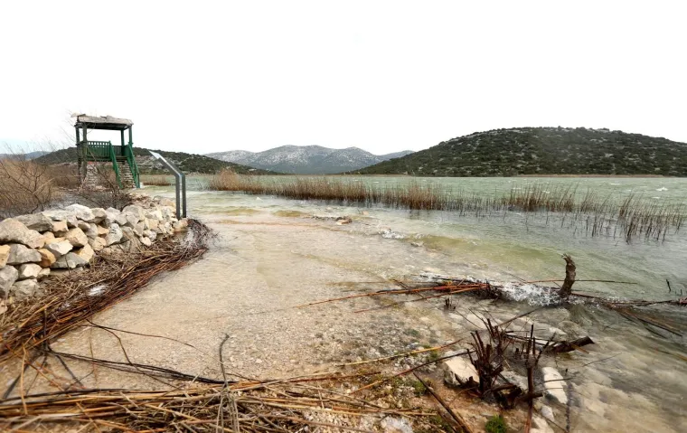 Kamp i lučica u Parku prirode Vransko jezero kompletno pod vodom, valovi i vjetar prijete mostu