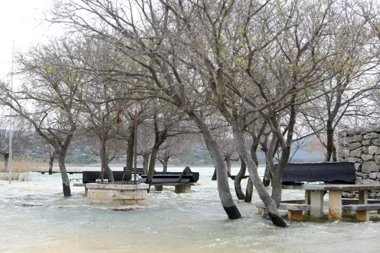 Kamp i lučica u Parku prirode Vransko jezero kompletno pod vodom, valovi i vjetar prijete mostu