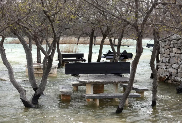 Kamp i lučica u Parku prirode Vransko jezero kompletno pod vodom, valovi i vjetar prijete mostu