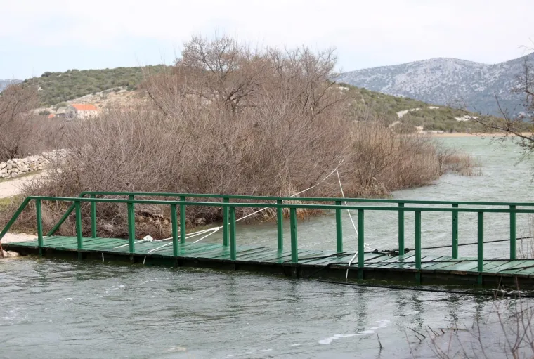 Kamp i lučica u Parku prirode Vransko jezero kompletno pod vodom, valovi i vjetar prijete mostu