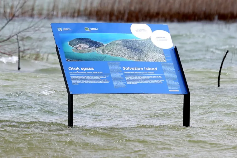 Kamp i lučica u Parku prirode Vransko jezero kompletno pod vodom, valovi i vjetar prijete mostu