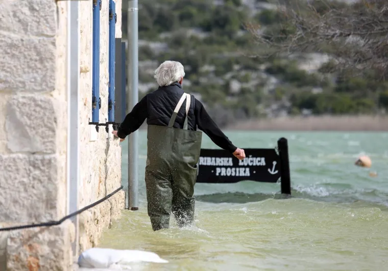 Kamp i lučica u Parku prirode Vransko jezero kompletno pod vodom, valovi i vjetar prijete mostu