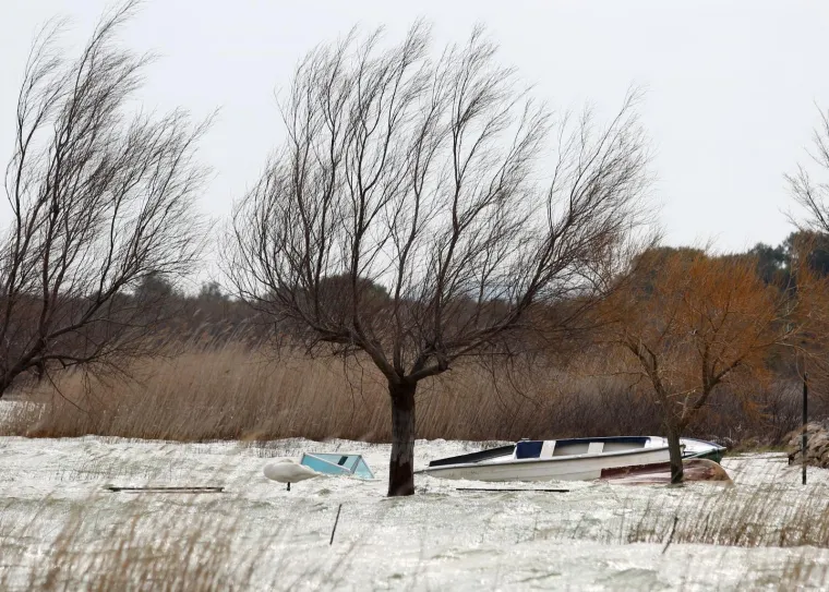 Kamp i lučica u Parku prirode Vransko jezero kompletno pod vodom, valovi i vjetar prijete mostu