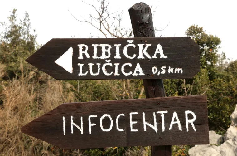 Kamp i lučica u Parku prirode Vransko jezero kompletno pod vodom, valovi i vjetar prijete mostu