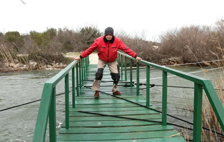 Kamp i lučica u Parku prirode Vransko jezero kompletno pod vodom, valovi i vjetar prijete mostu