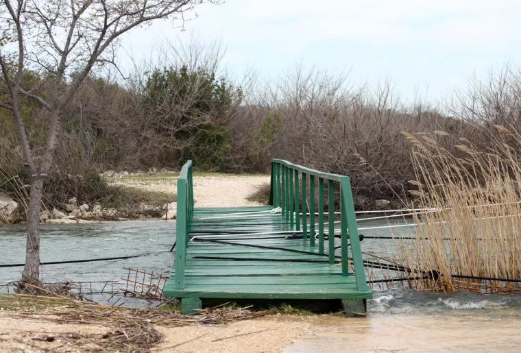 Kamp i lučica u Parku prirode Vransko jezero kompletno pod vodom, valovi i vjetar prijete mostu
