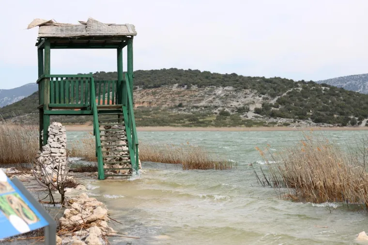 Kamp i lučica u Parku prirode Vransko jezero kompletno pod vodom, valovi i vjetar prijete mostu