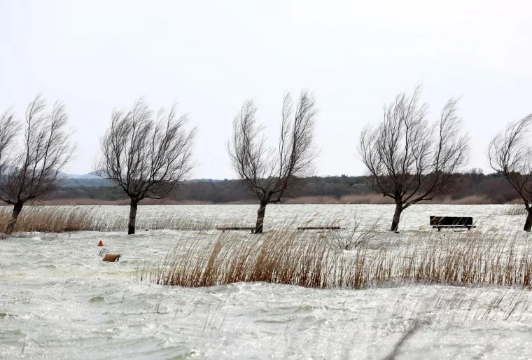 Kamp i lučica u Parku prirode Vransko jezero kompletno pod vodom, valovi i vjetar prijete mostu